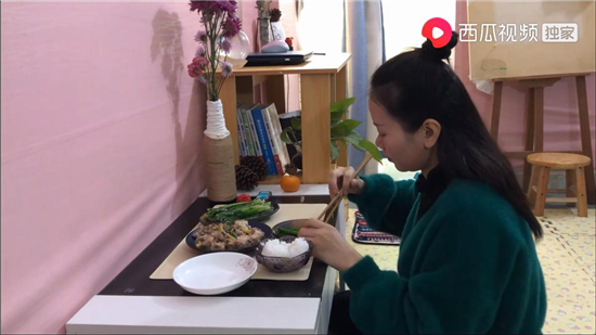 300塊的出租房活出30000塊的生活，打工妹變藝術(shù)家vlog走紅西瓜視頻