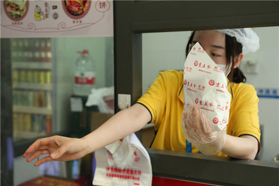 蘇寧小店的“煎餅西施”：一分鐘一張餅，顧客排隊(duì)來圍觀