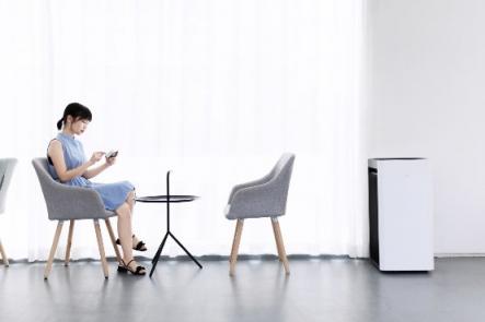 新頤小白PRO：適合辦公室使用的大風(fēng)量?jī)艋?/></p><p>在除甲醛方面，新頤小白PRO性能也極為迅猛!根據(jù)中國(guó)科學(xué)院中科檢測(cè)的數(shù)據(jù)，在30m³的標(biāo)準(zhǔn)實(shí)驗(yàn)艙內(nèi)，新頤小白PRO在9分鐘內(nèi)便能將超標(biāo)10倍的甲醛凈化至國(guó)家安全標(biāo)準(zhǔn)0.1mg/m³以下;在模擬真實(shí)環(huán)境中甲醛低濃度超標(biāo)和持續(xù)釋放的兩大檢測(cè)中，新頤小白PRO的強(qiáng)悍表現(xiàn)讓在場(chǎng)的中科檢測(cè)人員都驚訝了!事實(shí)證明，無(wú)論甲醛是高濃度還是低濃度，是一次性釋放還是持續(xù)釋放，也不論是高檔位還是低檔位，新頤小白PRO都是快速凈化!</p><p align=