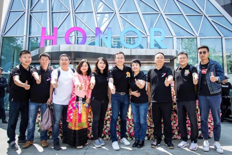 榮耀踏上新征程：云南榮耀Life潮玩店開業(yè)，“二級火箭”點火