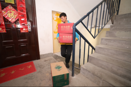 奮戰(zhàn)快遞一線，快遞員的暖心故事
