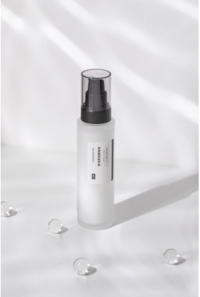 HomeFacialPro「隱形乳液」全新升級(jí) 開(kāi)啟夏日元?dú)饧?/></p><p>為了給消費(fèi)者帶來(lái)更好的夏日護(hù)膚體驗(yàn)，HFP實(shí)驗(yàn)室®在本次乳液配方升級(jí)中進(jìn)行了39次的配方調(diào)制，研發(fā)出首個(gè)專(zhuān)研配比Jenny039™，蘊(yùn)含多種果糖保濕成分，原有的低聚糖濃度從0.1%提升至3.02%，大幅提高了保濕能力。低聚糖中蘊(yùn)含擁有超強(qiáng)保濕能力的糖類(lèi)同分異構(gòu)體，能夠補(bǔ)充天然保濕因子，同時(shí)能夠綁定角質(zhì)細(xì)胞中的氨基酸，讓肌膚能夠獲得長(zhǎng)達(dá)8小時(shí)的保濕能力，除此之外，它還能通過(guò)加強(qiáng)皮膚屏障來(lái)提高皮膚自身保濕鎖水能力，優(yōu)秀的保濕能力深受各大護(hù)膚品牌的青睞。為了將保濕效果做到極致，HFP實(shí)驗(yàn)室®復(fù)配了長(zhǎng)角豆籽提取物，激活肌膚水通道，促進(jìn)肌膚輸水、鎖水和儲(chǔ)水，讓肌膚在炎熱夏季也能處于水嫩狀態(tài)。</p><p>在本次配方升級(jí)中研發(fā)師們創(chuàng)新添加了類(lèi)蜂皇漿提取物這一控油成分，作為護(hù)膚界最優(yōu)先使用的控油成分，類(lèi)蜂膠提取物能夠在短期內(nèi)大幅降低皮脂腺體的數(shù)量，減少皮脂分泌，從而達(dá)到長(zhǎng)達(dá)3小時(shí)的控油效果，告別夏日“油”慮?！　?/p><p align=