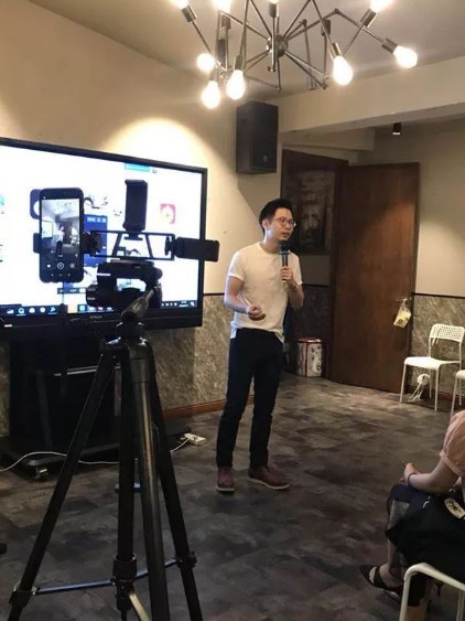 從幾歲孩童到80歲奶奶都跟他學(xué)英語，火山小視頻上的這位陳老師是如何做到的？