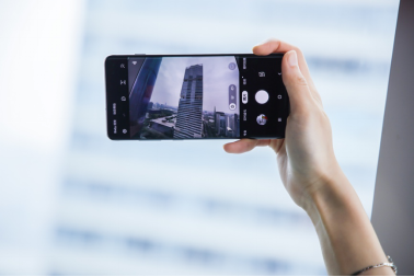 超值！三星Galaxy S10系列1000元換新補(bǔ)貼、24期免息等你來(lái)?yè)?/></p><p><strong>超視覺(jué)拍攝系統(tǒng) 留住精彩瞬間</strong></p><p>拍照作為智能手機(jī)用戶的核心需求,三星同樣非常重視。三星Galaxy S10系列搭載了全新的超視覺(jué)拍攝系統(tǒng)，為用戶輕松記錄每一刻，并帶來(lái)隨手一拍即可呈現(xiàn)大片效果的拍攝體驗(yàn)。其后置攝像頭中的超廣角攝像頭能夠呈現(xiàn)出如同人眼視角般的123度超廣角視野，令鏡頭取景所見(jiàn)即所得;而穩(wěn)定、高質(zhì)量的4K UHD視頻拍攝更能清晰捕捉瞬間的精彩;前置雙攝美拍以及支持多達(dá)30種智能場(chǎng)景優(yōu)化以及凝時(shí)拍攝、動(dòng)態(tài)萌拍等一系列功能，讓用戶輕松記錄精彩的同時(shí)，也可享受專業(yè)級(jí)的拍攝體驗(yàn)。</p><p align=