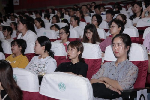 “和教育杯”第六屆慶六一促成長(zhǎng) 《建和諧家庭，做智慧父母》大型公益講座活動(dòng)