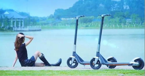 電動(dòng)滑板車(chē)熱潮來(lái)襲，速來(lái)圍觀(guān)！——多彩D02電動(dòng)滑板車(chē)