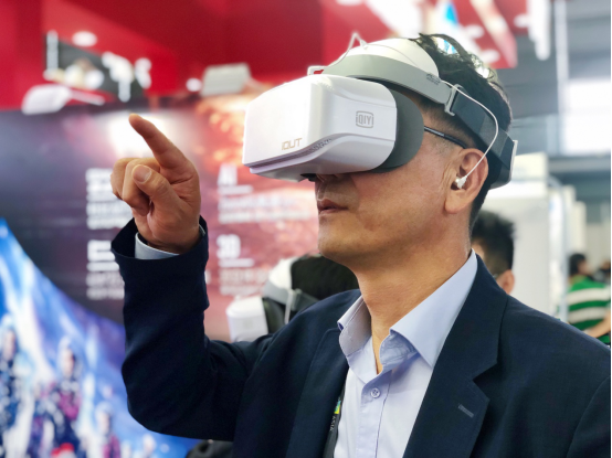 愛奇藝奇遇VR亮相CES Asia 2019，示范未來生活新方式