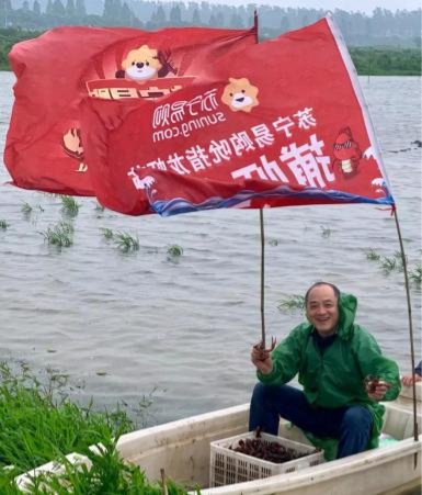 6.13蘇寧易購龍蝦啤酒節(jié)，吃貨們?nèi)姵鰮?/></p><p>看完文章對(duì)于啤酒和龍蝦是否已經(jīng)饑不可耐了呀?在618年中大促期間,蘇寧易購?fù)瞥隽?ldquo;蝦啤聯(lián)盟”,6月13日到18日期間,小龍蝦第2件半價(jià),啤酒滿149元減20元,讓你這個(gè)夏天過的有滋有味!</p>              	<p style=