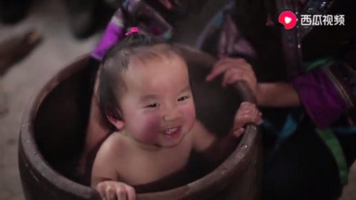 古法榨油、手工釀酒，廣西苗妹真實(shí)再現(xiàn)苗族風(fēng)土人情，網(wǎng)友：這才是人間天堂