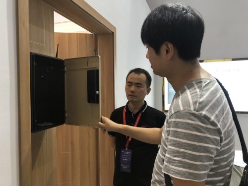 逛建博會智能家居館新發(fā)現(xiàn)！——樸墅指靜脈鎖與家門口智能家居新產(chǎn)品