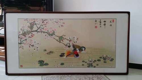 客廳背景墻上的掛畫，名家手繪花鳥國畫更受歡迎