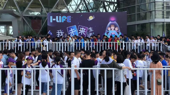 觸摸我的未來生活 puppy cube光影魔屏參展上?？破罩?/></p><p>“科普周”是上海一年一度的暑期科技教育項(xiàng)目，不僅吸引了來自全國(guó)各地的大批學(xué)生和家長(zhǎng)，還得到了各界各行業(yè)的支持。改革開放40 周年之際，中國(guó)電子視像行業(yè)協(xié)會(huì)聯(lián)合上?？萍拣^、上?？破战逃l(fā)展基金會(huì)主辦此次科普周，精選了三星、LG、TCL、海信、小米、華為、柔宇、科大訊飛、哈奇智能等20多家企業(yè)的最新產(chǎn)品，全方位展現(xiàn)未來家庭、教育、出行、購(gòu)物、餐廳場(chǎng)景和生活體驗(yàn)，打造了暑期的滬上“科技樂園”。</p><p><strong>puppy cube光影魔屏頻頻搶戲</strong></p><p>相比“無限∞”的概念車、柔性電子書、柔性顯示水杯等概念超前的產(chǎn)品，哈奇智能參展的<a href=