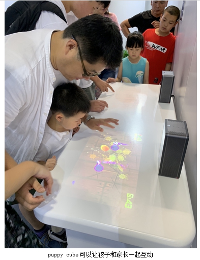 觸摸我的未來生活 puppy cube光影魔屏參展上?？破罩?/></p><p>除了能減輕用眼疲勞，puppy cube還內(nèi)置了海量應(yīng)用，內(nèi)置超過5萬種兒童教育資源、1200萬小時(shí)的有聲內(nèi)容，為家長(zhǎng)和孩子相處提供了更多的場(chǎng)景應(yīng)用選擇，在兒童互動(dòng)、啟蒙教育、在線學(xué)習(xí)等方面提供了更新的思路，這也符合科普周向?qū)W生普及科技教育的主旨。</p><p><strong>和科技同行</strong></p><p>科技以人為本，大批來自中科院等國(guó)家科研機(jī)構(gòu)的院士和專家，親自為科普周站臺(tái)講解，培養(yǎng)青少年對(duì)科技的興趣，以及對(duì)未來的思考，成為“含金量最高”的固定活動(dòng)。中科院院士歐陽鐘燦帶來了深入淺出的演講，還向?qū)W生和家長(zhǎng)們介紹了科技發(fā)展的新趨勢(shì)，普及了豐富的知識(shí)。</p><p align=