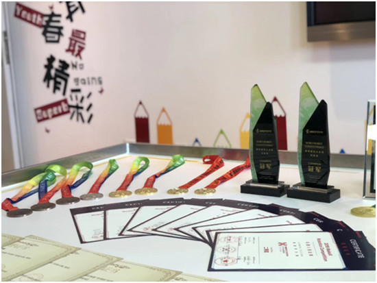 廈門檳榔小學(xué)在“世界機(jī)器人大賽”奪冠，點(diǎn)燃青少年科技?jí)粝?/></p><p>記者了解到，社團(tuán)成員都要經(jīng)過(guò)層層選拔。“每個(gè)隊(duì)員都是經(jīng)過(guò)層層選拔加入到社團(tuán)中來(lái)的，基礎(chǔ)課程要很優(yōu)秀，孩子們有興趣，肯努力，這樣他們才會(huì)有更多的能力去學(xué)習(xí)更多的知識(shí)。”陳麟告訴記者，進(jìn)入龍貓社團(tuán)必須要考核，考核內(nèi)容包括邏輯思維分析、寫作、奧數(shù)、觀察等，是一份綜合性較強(qiáng)的試題，而后進(jìn)行動(dòng)手實(shí)際搭建操作測(cè)試。</p><p>優(yōu)秀的成績(jī)除了基礎(chǔ)好，背后還凝聚了勤奮和汗水。社團(tuán)周一、周二、周三每天都要訓(xùn)練兩個(gè)小時(shí)，節(jié)假日也不放松。“學(xué)校很重視我們，給我們提供很好的硬件，我們平時(shí)都會(huì)在學(xué)校練很久，爸爸媽媽很支持我們，老師也會(huì)給我們很多幫助。”龍貓第三十四戰(zhàn)隊(duì)駱宥彭說(shuō)。像這次為了參加“世界機(jī)器人大賽”，參賽的所有隊(duì)員要集中訓(xùn)練，從6月16日到7月29日期間，隊(duì)員們除了比賽都在學(xué)習(xí)和訓(xùn)練，幾乎每天從早上8點(diǎn)半練到下午5點(diǎn)半，有時(shí)候大家中午都留在學(xué)校吃，家長(zhǎng)們給予了后勤保障工作，時(shí)常還送來(lái)水果、檸檬水等。</p><p><strong>邊比賽邊總結(jié)迅速提升整個(gè)團(tuán)隊(duì)實(shí)力</strong></p><p>為了建立這個(gè)項(xiàng)目，檳榔小學(xué)做了很多努力。學(xué)校立項(xiàng)后投入了不少資金支持這個(gè)項(xiàng)目，校領(lǐng)導(dǎo)說(shuō)：“引進(jìn)機(jī)器人項(xiàng)目，就是要給孩子們的學(xué)習(xí)提供更多的發(fā)展的空間;學(xué)校送老師外出學(xué)習(xí)，到北京、廣東等地考察國(guó)內(nèi)一線學(xué)校的課程設(shè)置，也是為了讓我們能更快的接觸最前沿的資訊?！庇浾吡私獾?，在機(jī)器人編程學(xué)習(xí)中，比賽是一個(gè)非常重要途徑。“我們很感激對(duì)手，因?yàn)楹芏嗉记珊蛣?chuàng)意是從比賽中學(xué)習(xí)來(lái)的?！饼堌埖谑艖?zhàn)隊(duì)邱凌楓同學(xué)在去年的比賽中拿了二等獎(jiǎng)，在比賽中學(xué)習(xí)到不少知識(shí)。經(jīng)過(guò)一整年的刻苦的學(xué)習(xí)和訓(xùn)練，他與隊(duì)友范悠涵搭檔取得了MakeX 守護(hù)家園項(xiàng)目冠軍的好成績(jī)。</p><p style=