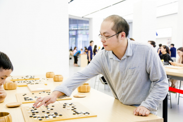 國(guó)家圍棋隊(duì)全國(guó)行濟(jì)南站 世界冠軍攜圍棋少年樂(lè)享華為AI