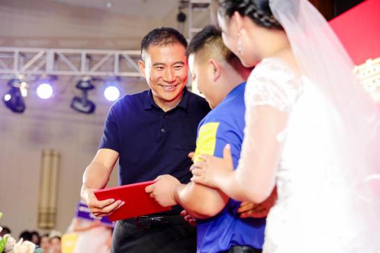 德邦快遞首創(chuàng)“遞”媳證，送百對快遞員伉儷赴海外成婚