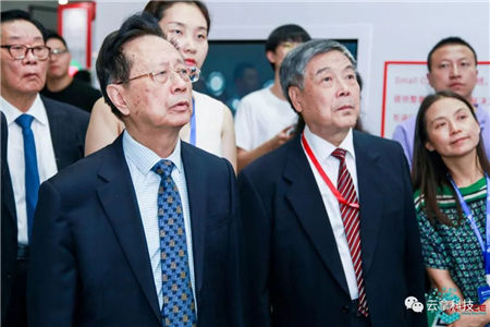 2019亞太零售大會(huì) 全國(guó)人大副委員長(zhǎng)陳昌智參觀云拿無(wú)人店