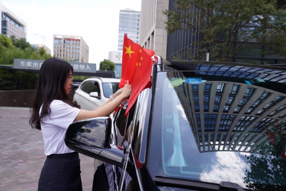 讓祖國涌動(dòng)中國紅 世紀(jì)華通盛趣游戲“百萬護(hù)旗手活動(dòng)”在行動(dòng)