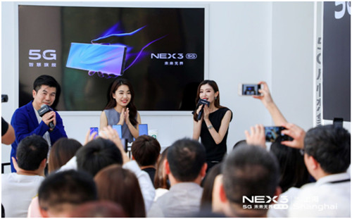 NEX 3 5G未來無界體驗館迎來蘇寧通訊公司副總裁張舞陽，與用戶共同探討5G