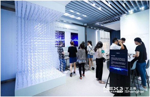 NEX 3 5G未來無界體驗館迎來蘇寧通訊公司副總裁張舞陽，與用戶共同探討5G