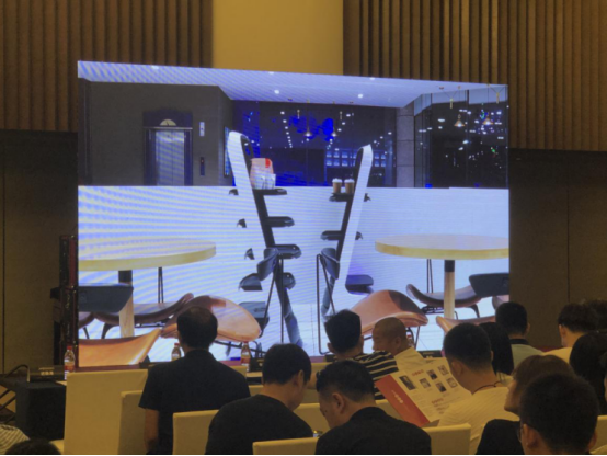 普渡科技送餐機(jī)器人亮相深圳餐飲轉(zhuǎn)型峰會(huì)，重塑餐飲服務(wù)模式認(rèn)知