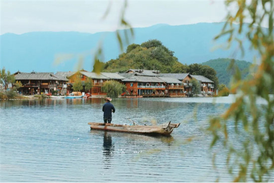 發(fā)呆放空好去處：在靜謐唯美的瀘沽湖畔，擇一處美宿，坐看云卷云舒