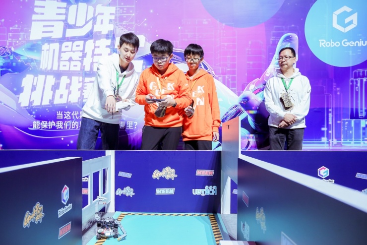 GeekPwn2019：機(jī)器人變身特工 背后操控者竟是00后？