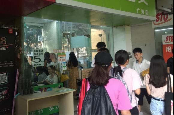 打印店生意忙，為什么學(xué)生還愿意排隊(duì)去打??？