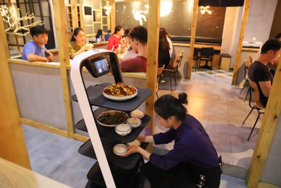 送餐機器人成餐飲市場剛需，普渡科技要做賦能行業(yè)的機器人大廠