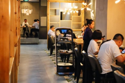 送餐機(jī)器人落地倫敦，以人為本服務(wù)文化升級(jí)