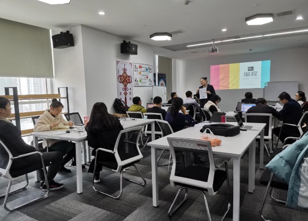 師資培訓(xùn)中，元?jiǎng)?chuàng)貓STEAM教育彭敏博士講述課堂中的相互性