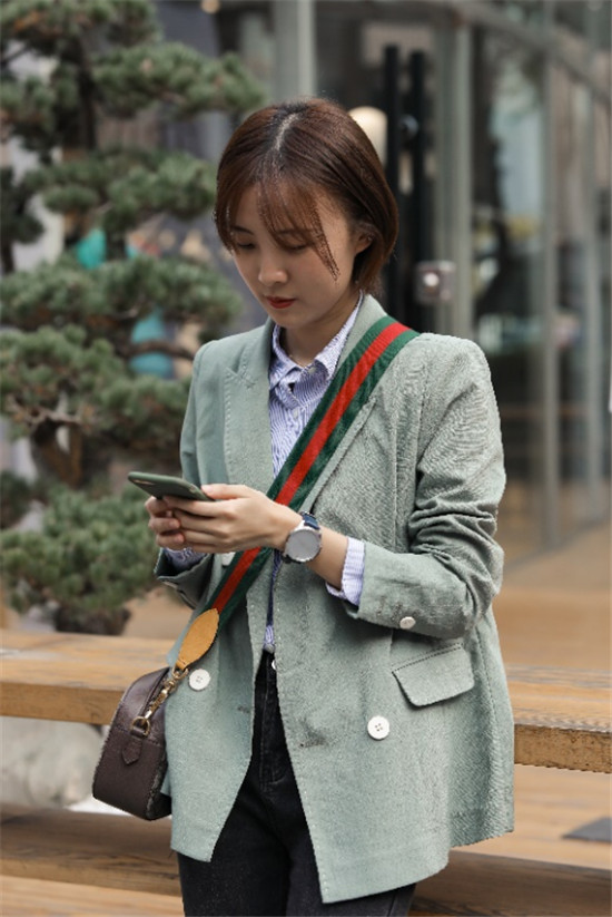 百搭時(shí)尚的GarminMove智能手表，讓你的著裝不無聊