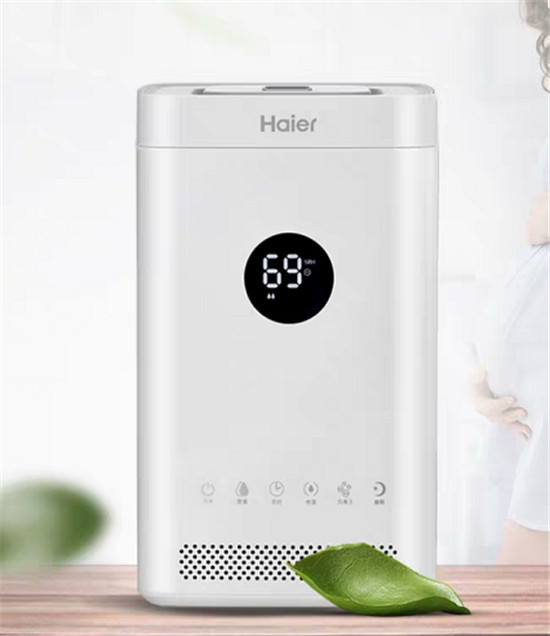 雙12好貨搶先購 海爾加濕器成冬日必?cái)　吧衿鳌?/></p><p><strong>大容量水箱 智能恒溫 加濕不操心</strong></p><p>使用加濕器，霧量與濕度的調(diào)節(jié)是十分重要的。海爾加濕器SCK-9301A采用超聲波霧化加濕技術(shù)，170萬次/秒高頻振蕩，將水迅速霧化成微米細(xì)霧，蔓延至房間，為空氣做一場水潤舒適的SPA。不僅如此，這款產(chǎn)品還搭載了自動恒濕功能，可根據(jù)當(dāng)前空氣濕度自動調(diào)節(jié)霧量，智能省心，讓你輕松遠(yuǎn)離干燥煩惱。</p><p>在加濕器的使用過程中，還有一個令人煩惱的問題，就是一次次的加水了。區(qū)別于普通傳統(tǒng)加濕器，海爾加濕器SCK-9301A擁有3.8 L大容量水箱，約等于7瓶半純凈水，一次加滿水，整夜都無憂。此外，這款產(chǎn)品更有創(chuàng)新的雙加水設(shè)計(jì)，既可提起水箱加水，也可以開蓋直接注水，簡單方便，讓你拒絕漏水煩惱。</p><p align=