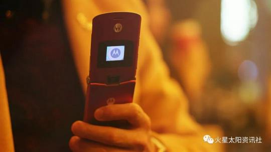 未來與經(jīng)典的碰撞，折疊屏 razr 2019 帶你回首鋒芒歲月