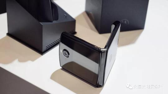 未來與經(jīng)典的碰撞，折疊屏 razr 2019 帶你回首鋒芒歲月