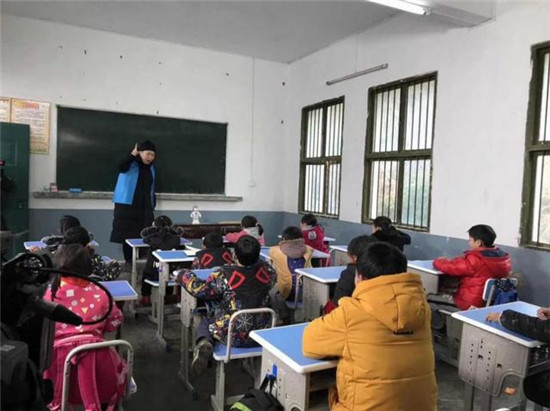 村長(zhǎng)李銳攜手悟空讓貧困孩子走出山區(qū)，共賀澳門(mén)回歸20周年