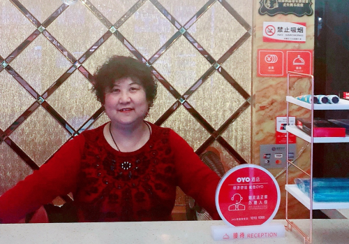 前臺大媽成OYO酒店招牌，服務熱情顧客就認“老姐姐”