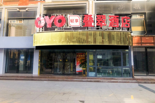 前臺大媽成OYO酒店招牌，服務熱情顧客就認“老姐姐”
