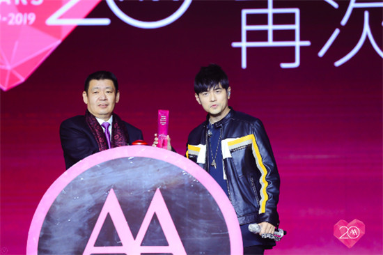 愛瑪品牌盛典燃爆了，周董獻(xiàn)唱，續(xù)簽第12年代言！