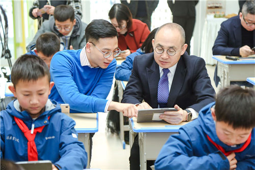 潘石屹拜師編程貓12歲小學(xué)員左奕遠(yuǎn)！并成為“編程貓鄉(xiāng)村編程普及計(jì)劃發(fā)起人”！