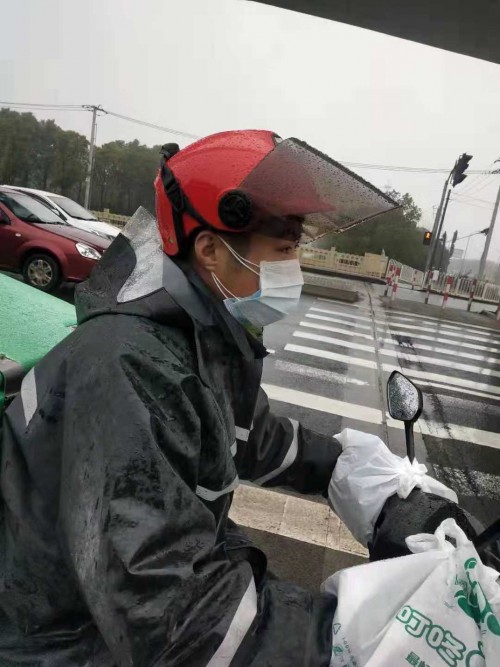 外賣小哥們，都帶上了口罩 叮咚買菜采購數(shù)十萬口罩保障市民健康