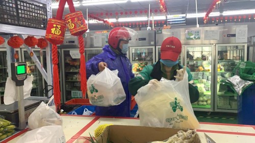 外賣小哥們，都帶上了口罩 叮咚買菜采購數(shù)十萬口罩保障市民健康