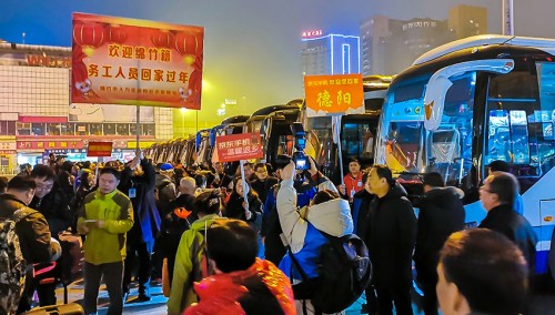 溫暖回家路，情意千里聯(lián)——京東手機(jī)接站農(nóng)民工順利返鄉(xiāng)