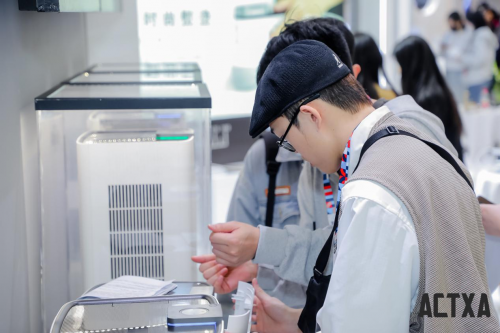 阿卡馳空氣消毒機強勢登陸AWE2023：創(chuàng)新發(fā)力，“共生綠洲”演繹品牌擔(dān)當(dāng)