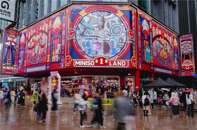 名創(chuàng)優(yōu)品MINISO：IP聯(lián)名驅(qū)動(dòng)谷子經(jīng)濟(jì)，引領(lǐng)興趣消費(fèi)新風(fēng)尚