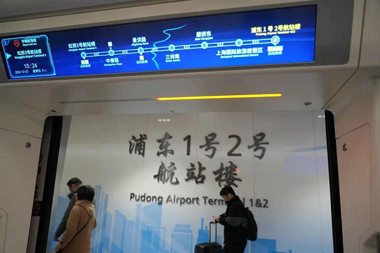記者體驗！機場聯(lián)絡(luò)線開通 160公里時速下網(wǎng)速仍在“飛”