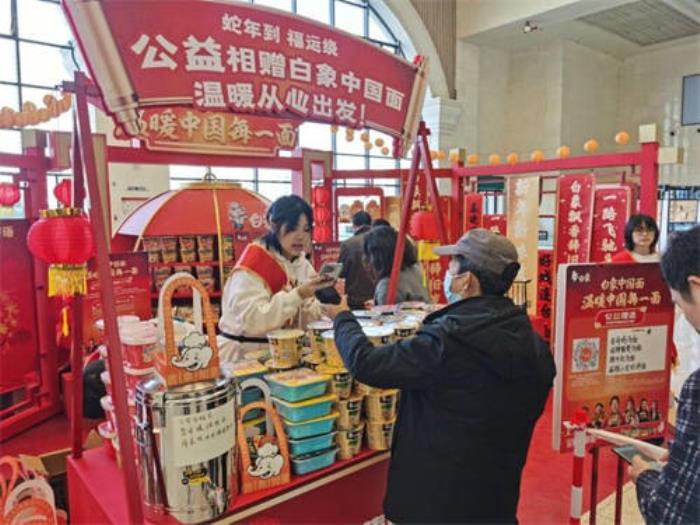 護(hù)送國人春運(yùn)返鄉(xiāng)，白象溫暖驛站現(xiàn)身九省通衢武漢