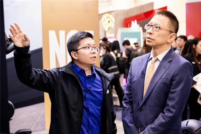 張朝陽前往CES探展九號展廳，參觀電動滑板車、智能割草機器人新品