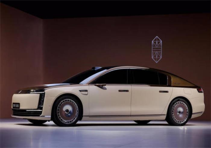 尊界S800閃耀蛇年春晚，助力中國汽車品牌攀登價值新高峰