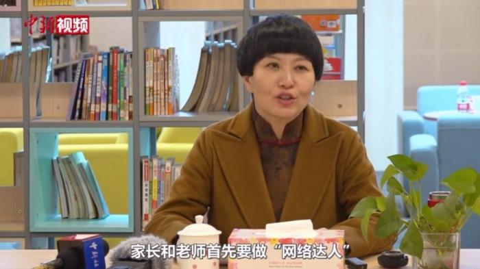 人大代表劉希婭：孩子不會用手機是大問題，要引導(dǎo)其正確使用網(wǎng)絡(luò)。